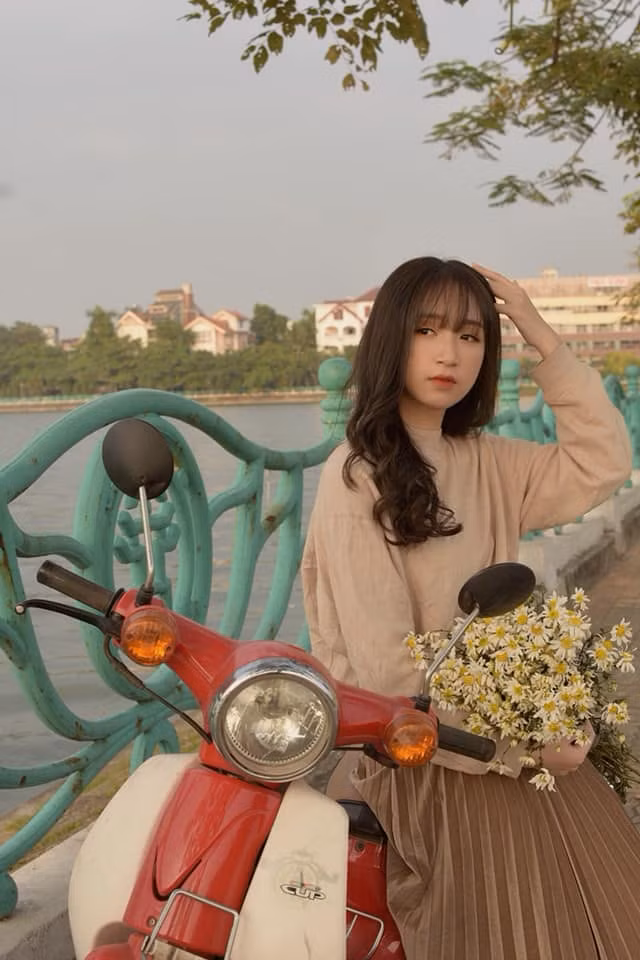 Dọc Hồ Tây là những lan can màu xanh - đơn giản nhưng view hồ rất đẹp. Tuy nhiên, để chụp được cảnh hoàng hôn phía sau như vậy, những "thánh sống ảo" cần đi ra đoạn Quảng Bá - Nhật Chiêu vào tầm chiều có nắng để bắt trọn khoảnh khắc này.