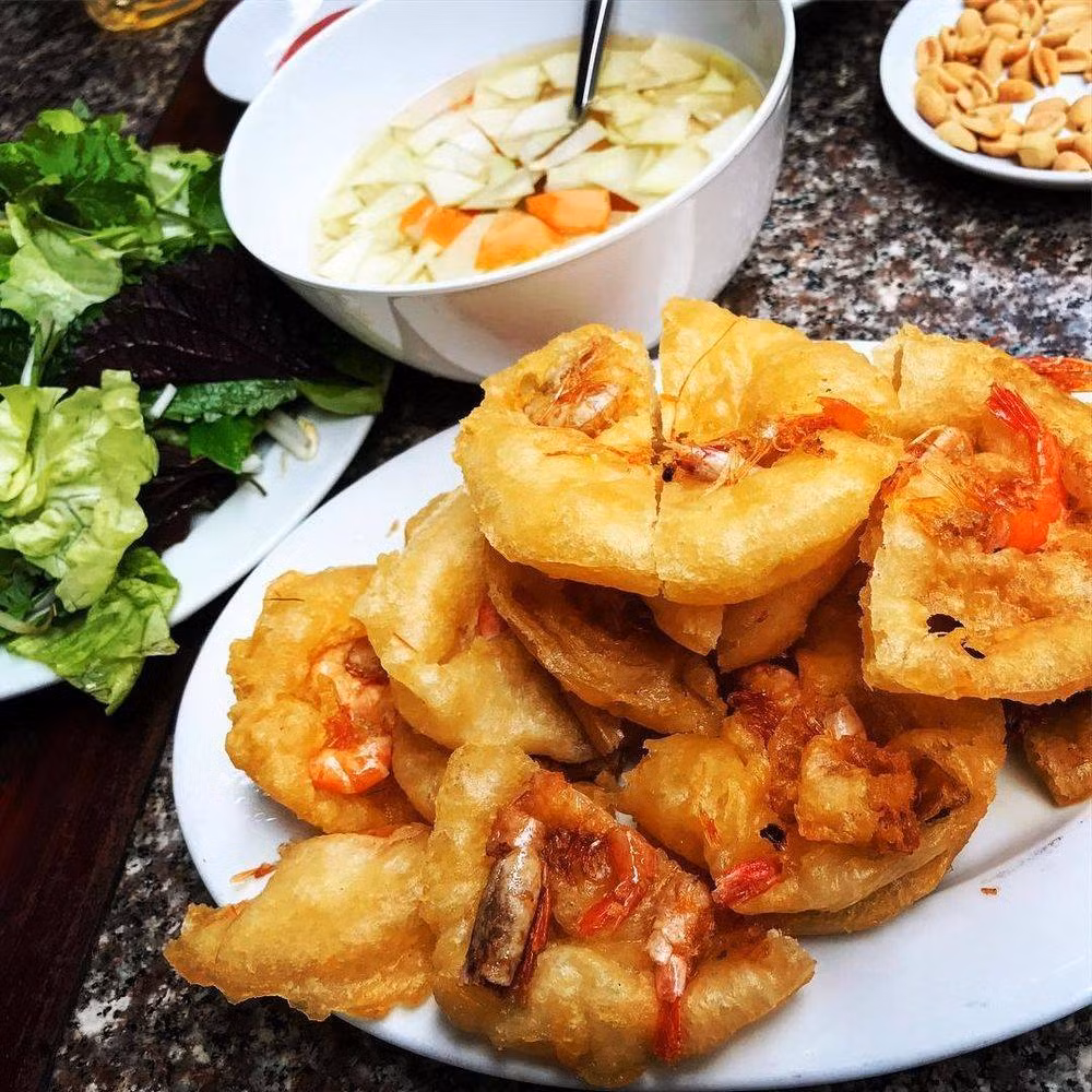 Nhắc đến bánh tôm, Hồ Tây luôn là địa chỉ vàng, dạo một vòng nơi đây không thiếu những quán bánh tôm ngon nức tiếng, đây là món ăn đáng phải thưởng thức tại Hồ Tây mỗi dịp thu vè.