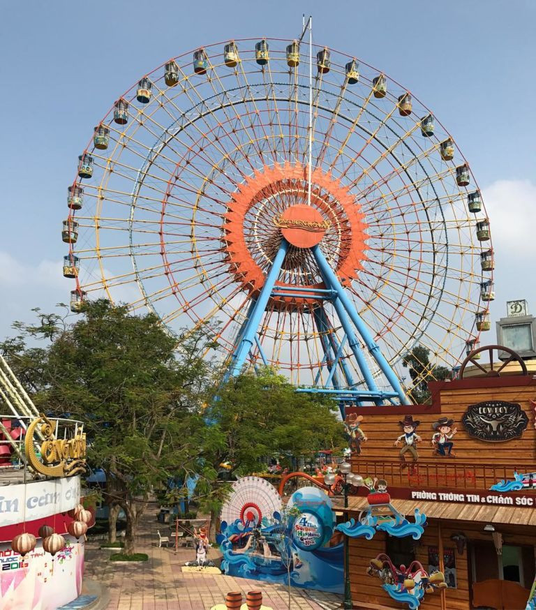 Công viên nước hồ Tây cũng là một địa điểm vui chơi, giải trí hot nhất Hà Nội hiện nay. Bên cạnh đó, nếu bạn là một người mê sống ảo thì đây cũng là một địa điểm checkin hồ Tây không thể bỏ qua.