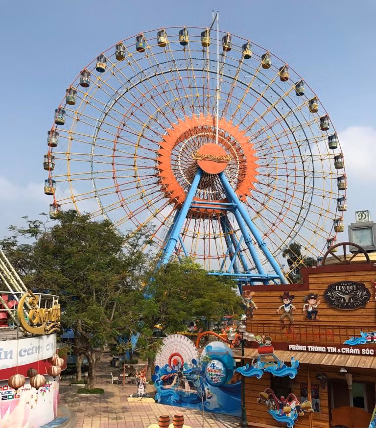 Công viên nước hồ Tây cũng là một địa điểm vui chơi, giải trí hot nhất Hà Nội hiện nay. Bên cạnh đó, nếu bạn là một người mê sống ảo thì đây cũng là một địa điểm checkin hồ Tây không thể bỏ qua.