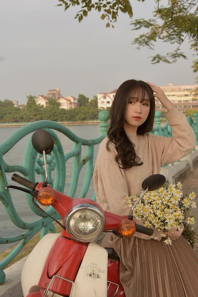 Dọc Hồ Tây là những lan can màu xanh - đơn giản nhưng view hồ rất đẹp. Tuy nhiên, để chụp được cảnh hoàng hôn phía sau như vậy, những "thánh sống ảo" cần đi ra đoạn Quảng Bá - Nhật Chiêu vào tầm chiều có nắng để bắt trọn khoảnh khắc này.