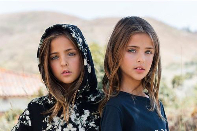 Nhờ sức hút của 2 cô bé, cả gia đình nhà Clements cũng dần trở nên nổi tiếng hơn. Mời quý độc giả đón xem thêm video: “Cặp chị em song sinh đẹp nhất thế giới” kiếm cả triệu USD mỗi năm - Nguồn: KÊNH VTC14