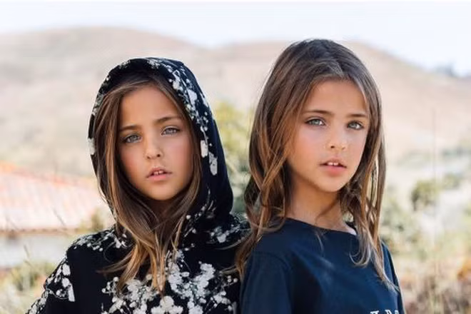 Nhờ sức hút của 2 cô bé, cả gia đình nhà Clements cũng dần trở nên nổi tiếng hơn. Mời quý độc giả đón xem thêm video: “Cặp chị em song sinh đẹp nhất thế giới” kiếm cả triệu USD mỗi năm - Nguồn: KÊNH VTC14