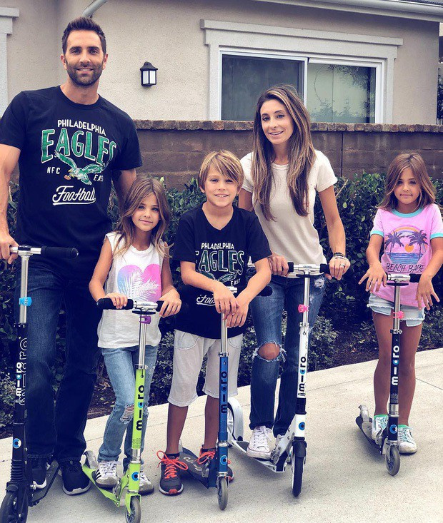 Jaqi, mẹ của hai bé cũng thường xuyên nhận được nhiều lời khen ngợi của những người xung quanh vì có hai cô con gái quá xinh xắn với đôi mắt xanh to tròn.