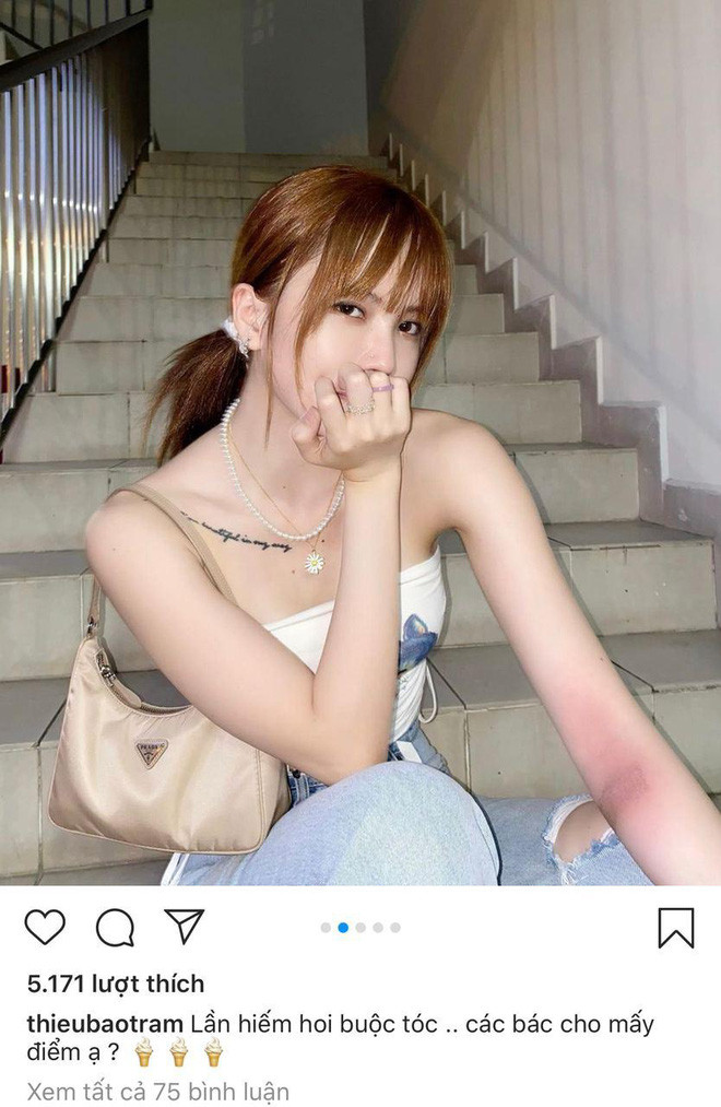 Mới đây, Thiều Bảo Trâm gây chú ý khi đăng tải hình ảnh cột tóc đuôi gà, đi kèm theo đó là dòng chú thích: "Lần hiếm hoi buộc tóc. Các bác cho mấy điểm ạ?".