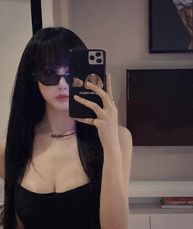 Cận cảnh gương mặt thon gọn, đôi mắt tròn xoe của Bella.