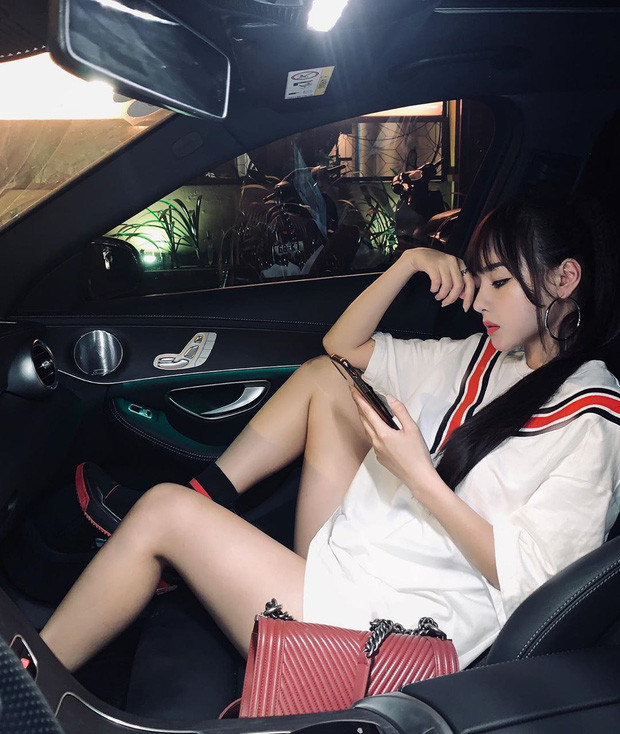 Có lẽ, vì là ảnh "sống ảo" nên Bella sẽ chăm chút nó hơn và qua phẩn mềm chỉnh sửa nên gương mặt của cô nàng có chút đổi khác.