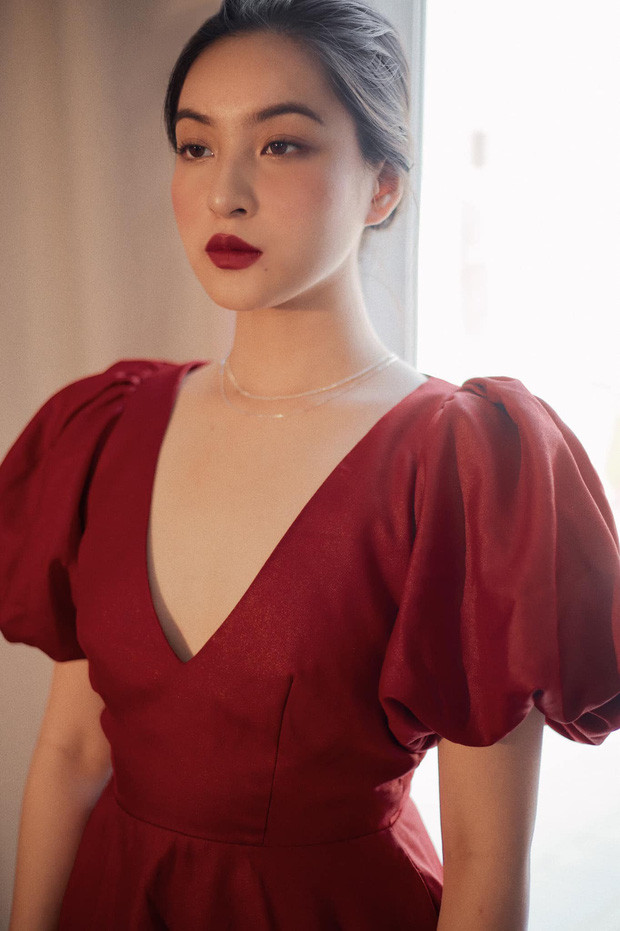 Không chỉ xinh đẹp, Hồng "Mắt biếc" còn có bảng thành tích học tập đáng nể. Thảo Tâm từng giành giải nhất hùng biện cấp Thành phố năm 2012, giải nhất Học sinh Giỏi môn tiếng Anh năm 2015, quán quân EF Challenge Vietnam năm 2016.