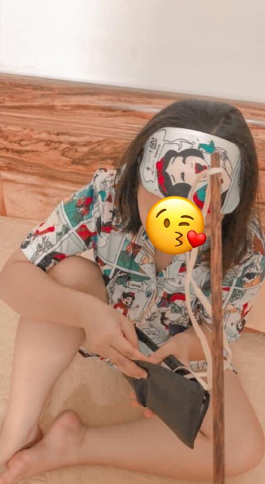 Trong bức ảnh cuối, anh chàng ngậm ngùi buộc tóc vợ vào sợi "dây đèn" như ám chỉ rào cản lớn nhất vẫn chờ anh phía trước.