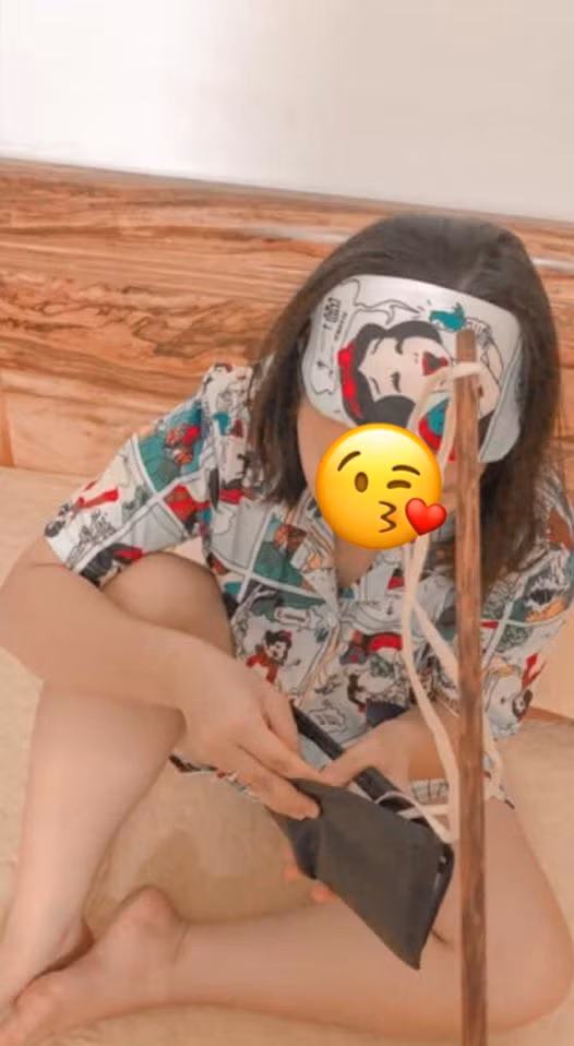 Trong bức ảnh cuối, anh chàng ngậm ngùi buộc tóc vợ vào sợi "dây đèn" như ám chỉ rào cản lớn nhất vẫn chờ anh phía trước.