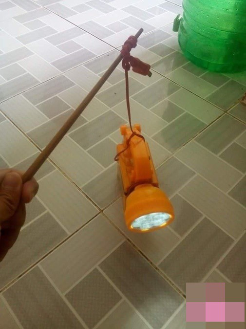 Chẳng cần tốn công dùng nến hay dầu hỏa với dây dẫn, đèn lồng ở thời buổi hiện đại có thể thay bằng pin hay bá đạo hơn là đèn pin