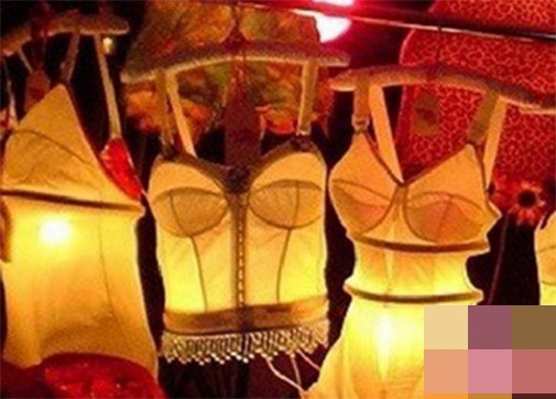 Nhiều bạn trẻ còn sáng tạo hơn khi dùng hẳn những chiếc áo crop-top hay đồ ngủ của chị em phụ nữ để tạo ra đèn lồng cho lễ rước đèn của mình.