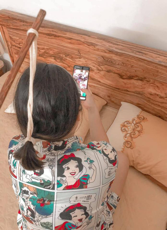 Dân mạng bật cười với câu chuyện éo le được kể bằng ảnh của anh chàng này. Tuy nhiên nhiều ý kiến cũng dành lời khen cho anh, bởi chỉ có yêu thương vợ thì anh ta mới sẵn lòng làm hết mọi việc trong nhà như vậy.