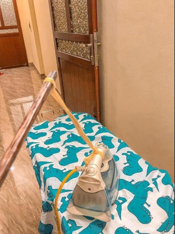 Anh chồng này đã sáng tạo đèn trung thu tự chế bằng những đồ dùng nội trợ từ phòng khách qua phòng tắm rồi vào nhà bếp.