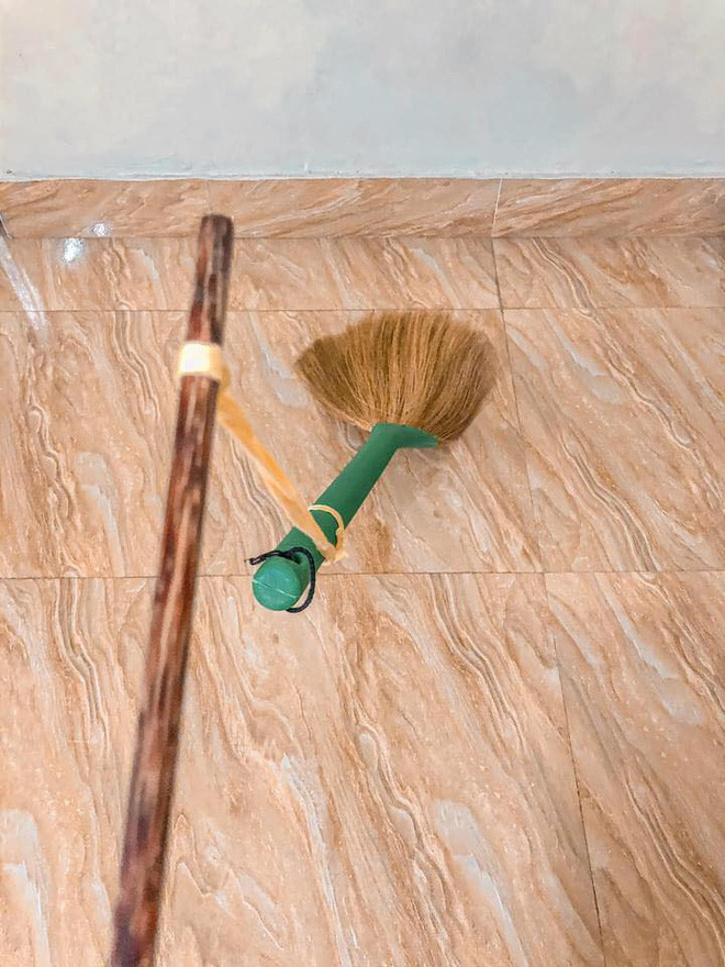 Thay vì rước đèn trong ngày hội trung thu, anh chàng phải rước nhiều đồ vật trong nhà như cái chổi, giẻ rửa bát đến chậu quần áo hay chiếc bàn là,...