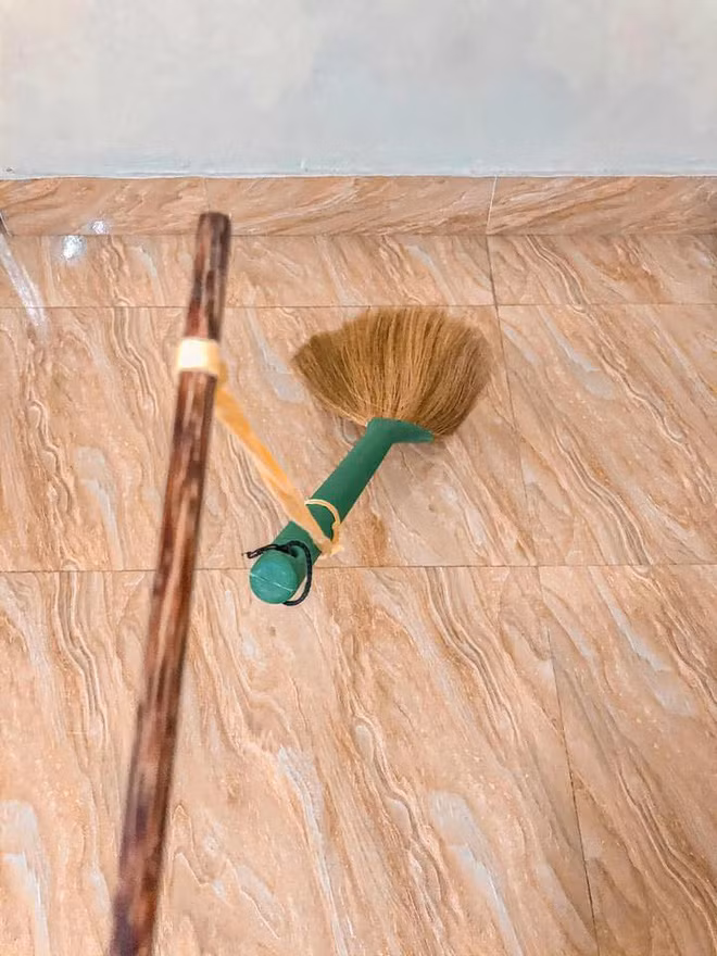 Thay vì rước đèn trong ngày hội trung thu, anh chàng phải rước nhiều đồ vật trong nhà như cái chổi, giẻ rửa bát đến chậu quần áo hay chiếc bàn là,...