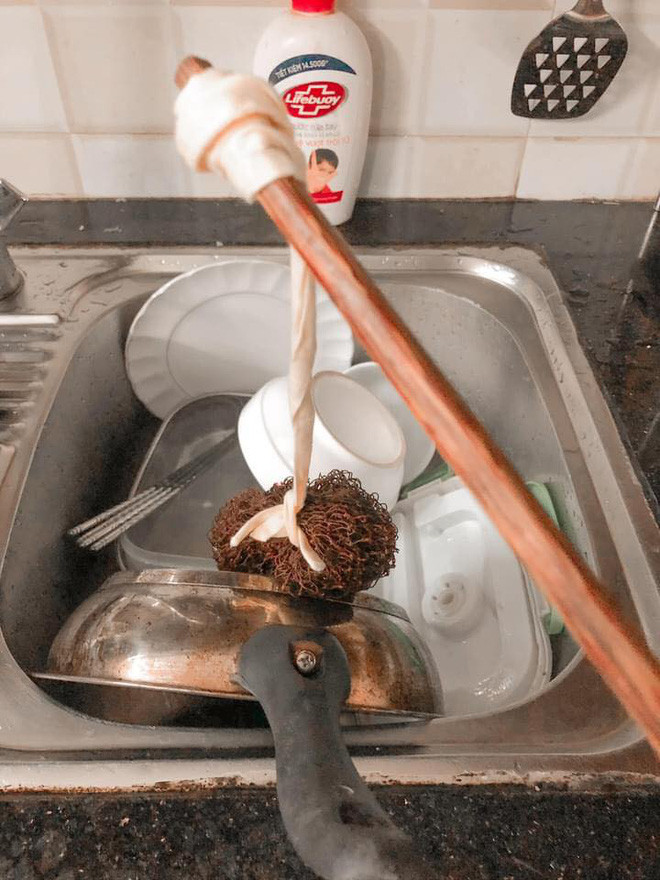 Ngắm nhìn bộ sưu tập đèn lồng của anh chồng này mà ai cũng thấy vừa buồn cười vừa thương. Hóa ra, đèn lồng chơi trung thu của thanh niên bận bịu việc nhà này đều là những dụng cụ để dọn dẹp, giặt giũ.