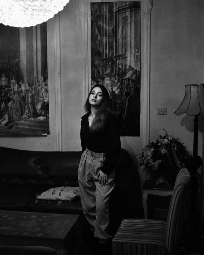 Nữ giáo viên cũng cho biết cô nhận được nhiều lời mời làm mẫu ảnh, song cô từ chối bởi cô chụp hình chủ yếu vì yêu nghệ thuật.