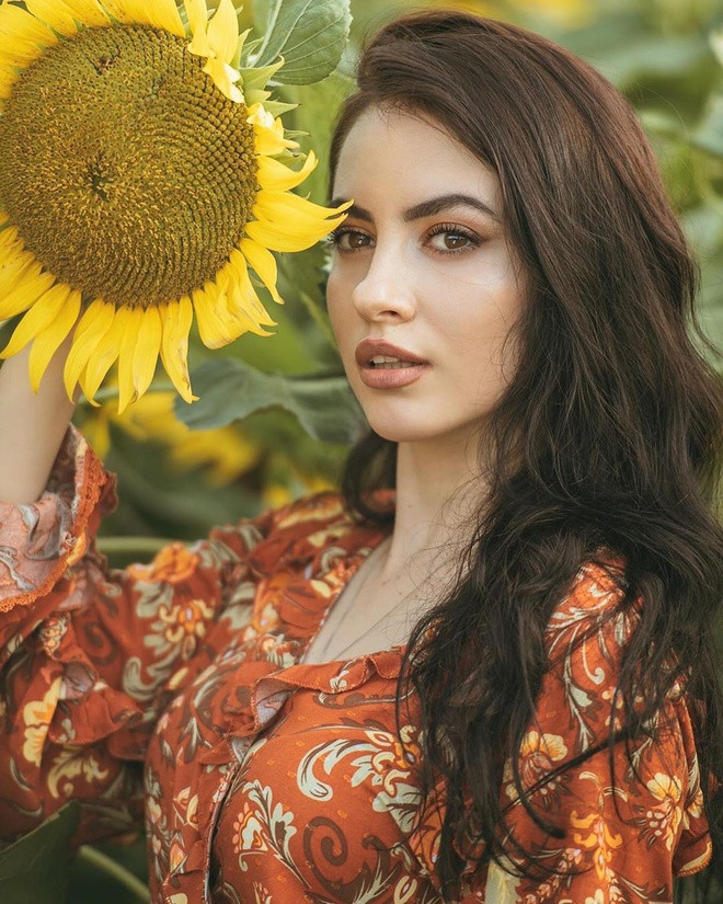 Ngoài thời gian giảng dạy tại trường học, cô giáo Tây còn nhận dạy thêm tại một số trung tâm ngoại ngữ khác trên địa bàn Hà Nội.