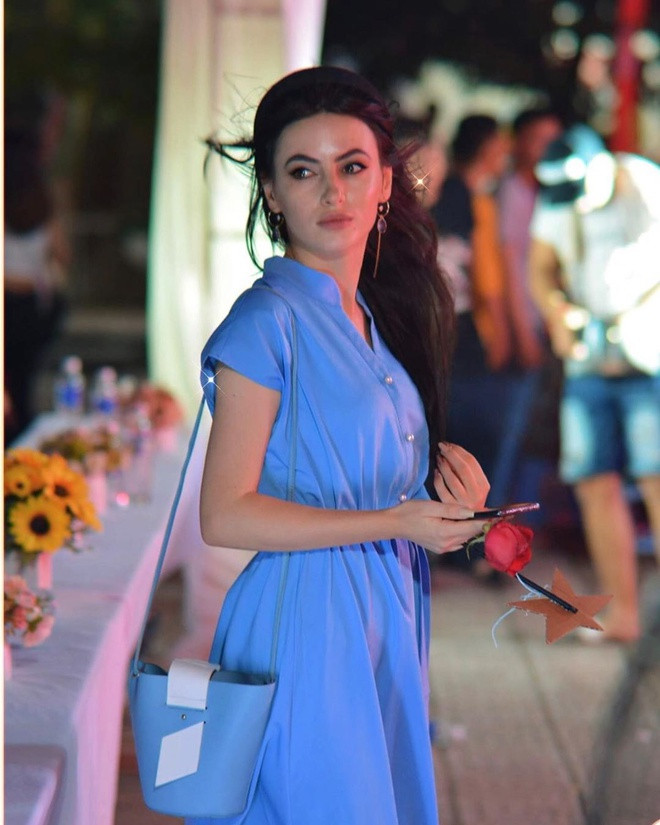 Jenny là người Albania, đến Việt Nam từ tháng 11 năm ngoái. Sau khi tốt nghiệp đại học chuyên ngành Kinh tế và Công nghệ Thông tin, cô giáo hot girl từng có thời gian thực tập tại một số công ty.