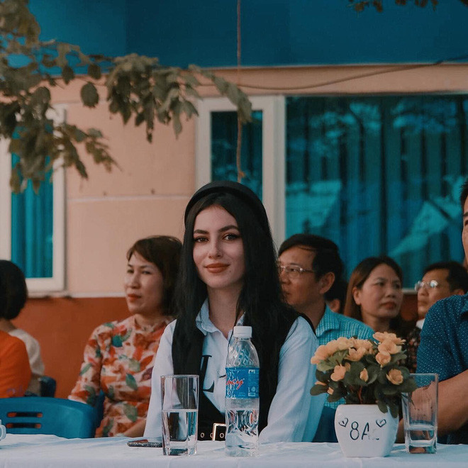 Chỉ một khoảnh khắc trong lễ khai giảng mà cô giáo trẻ đã được cả cộng đồng mạng dành sự quan tâm, yêu mến.