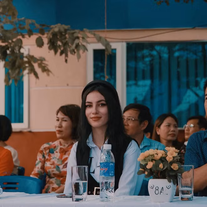 Chỉ một khoảnh khắc trong lễ khai giảng mà cô giáo trẻ đã được cả cộng đồng mạng dành sự quan tâm, yêu mến.