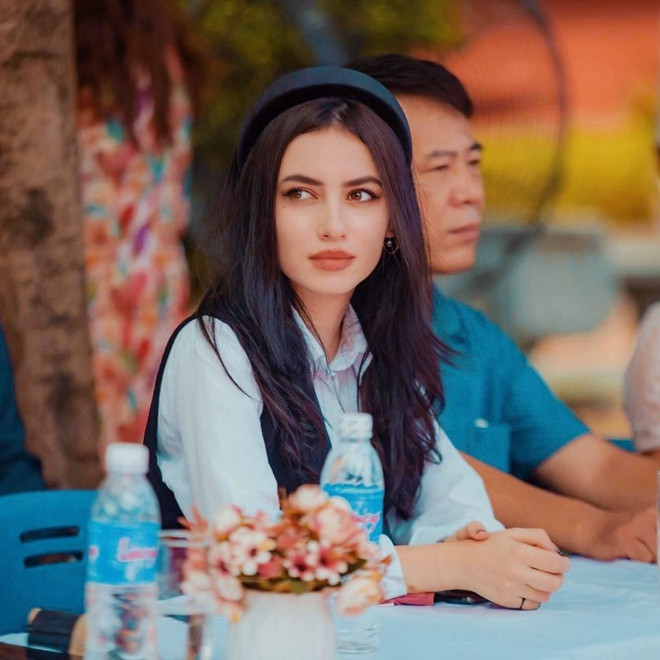 Xuất hiện trong một lễ khai giảng mới đây, cô giáo Tây Xheni Alicanaj (còn gọi là Jenny, sinh năm 1998) - hiện là giáo viên tiếng Anh tại một trường THCS-THPT ở Hà Nội gây chú ý với nhan sắc nổi bật.