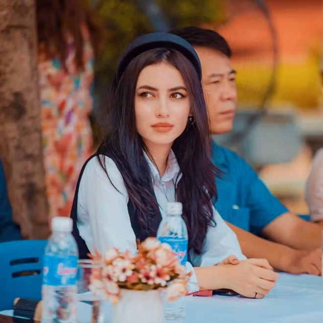 Xuất hiện trong một lễ khai giảng mới đây, cô giáo Tây Xheni Alicanaj (còn gọi là Jenny, sinh năm 1998) - hiện là giáo viên tiếng Anh tại một trường THCS-THPT ở Hà Nội gây chú ý với nhan sắc nổi bật.