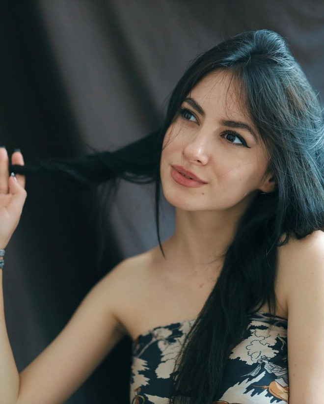 Ngoài tiếng mẹ đẻ, Jenny có thể sử dụng tiếng Anh, Pháp, Italy và Đức.