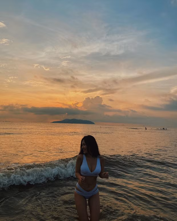 Mới đây, người đẹp này lại tiếp tục khiến dân tình mắt tròn mắt dẹt khi đăng ảnh bikini dưới ánh bình minh vào lúc 5h sáng.