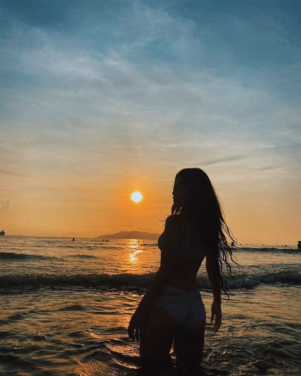 Loạt ảnh bikini dưới bình minh của Chù khiến nhiều anh em xao xuyến.