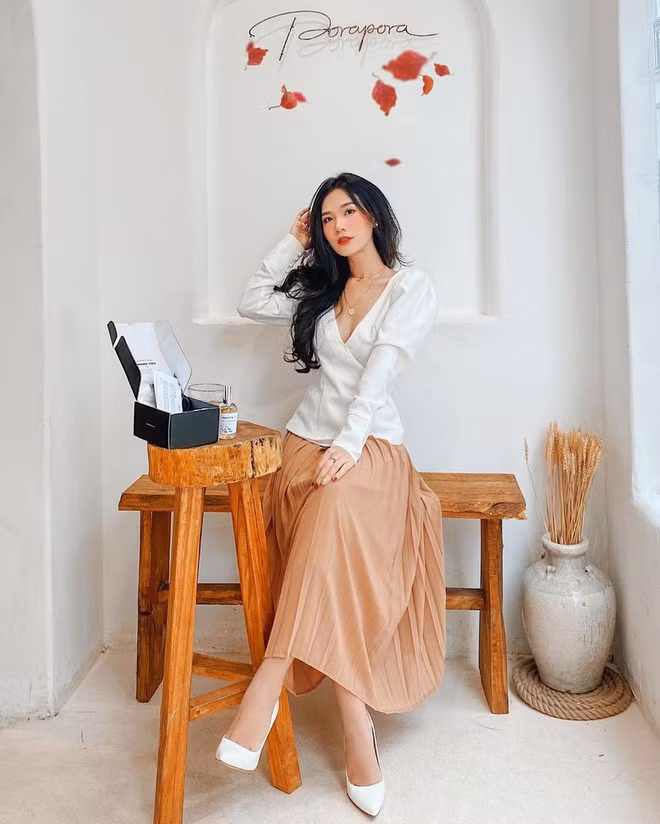 Nhan sắc của Chù từng được tờ báo Trung khen ngợi với nhiều mỹ từ như: khí chất và nhan sắc vô cùng xinh đẹp, body nóng bỏng,...