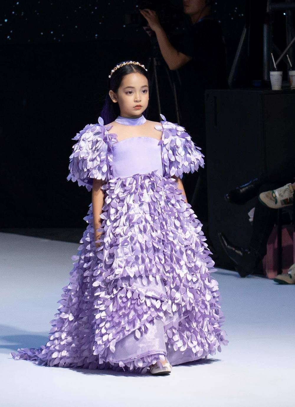 Với nhan sắc và tài năng hiện có, ai cũng dự doán rằng chẳng bao lâu nữa cô bé sẽ trở thành Hoa hậu trong tương lai.