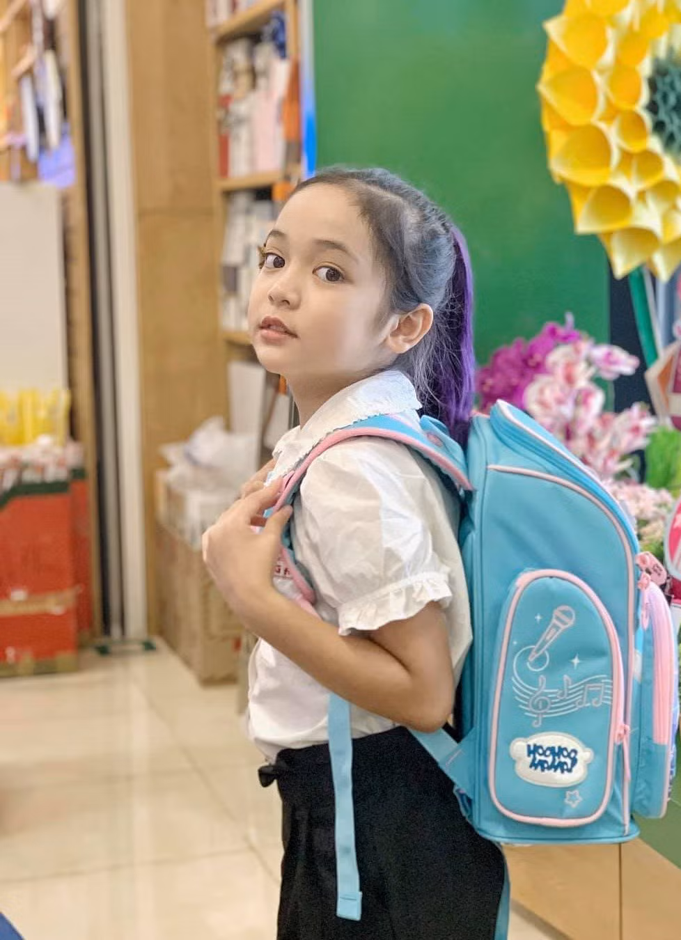 Khi đã ở tuổi lên 9, Diệp Anh đã lớn phổng phao, càng ngày càng xinh đẹp sắc sảo.