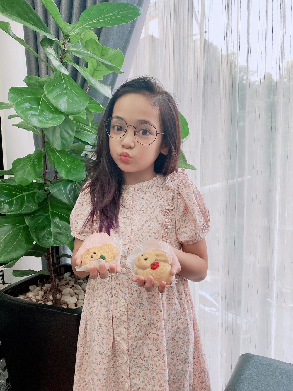 Hiện tại, ngoài công việc đóng phim, làm mẫu ảnh, biểu diễn thời trang, cô bé còn theo học Nhạc viện để bắt đầu phát triển khả năng về âm nhạc.