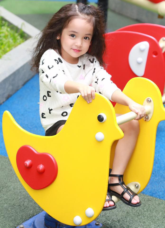 Năm nay Diệp Anh đã tròn 9 tuổi, ngôi sao nhí sở hữu bảng thành tích đáng nể khi góp mặt tại vô số sàn diễn thời trang, nhận được các hợp đồng làm mẫu ảnh hoặc nhân vật chính trong các event.