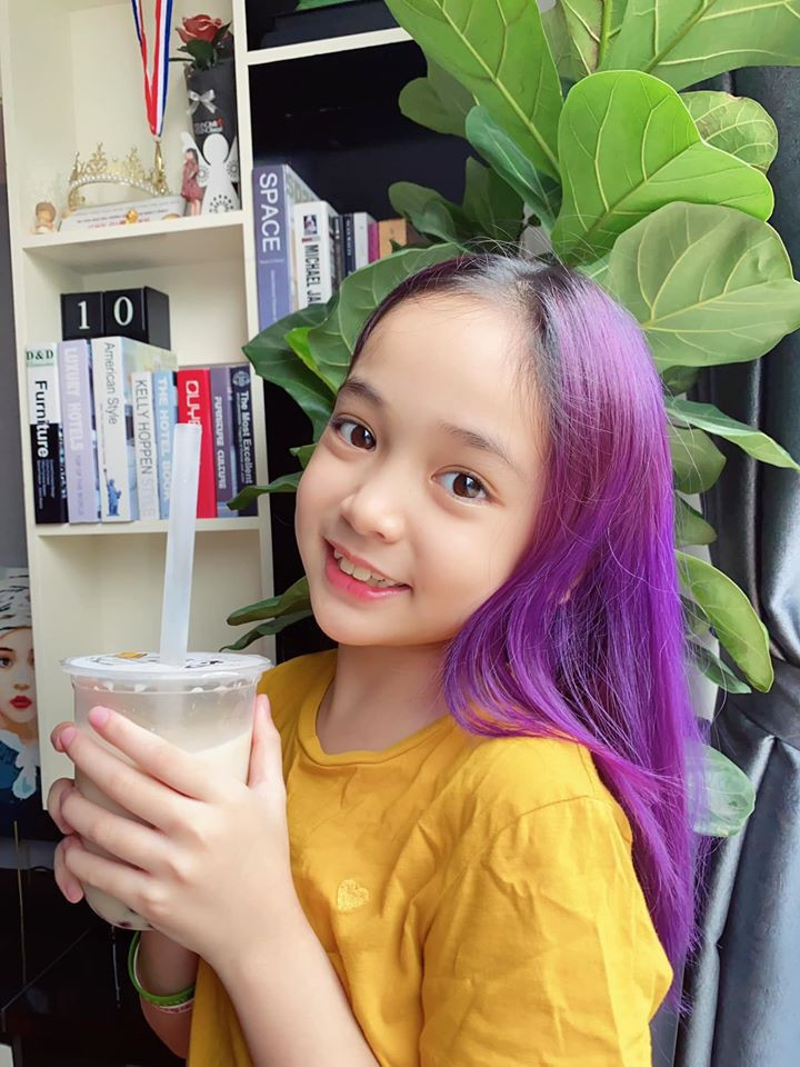 Cô bé khiến nhiều người bất ngờ lạ lẫm khi nhuộm tóc tím, ăn mặc cũng "cool" hơn.