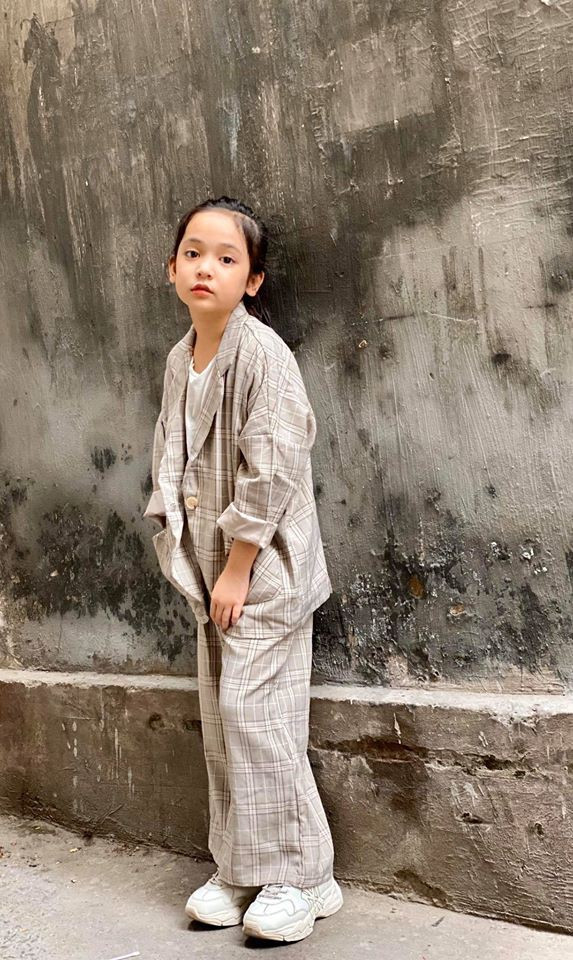 Tuy bây giờ cô bé đã cao lớn hơn 4 năm trước, song Diệp Anh vẫn gây ấn tượng bởi thần thái cuốn hút hơn.