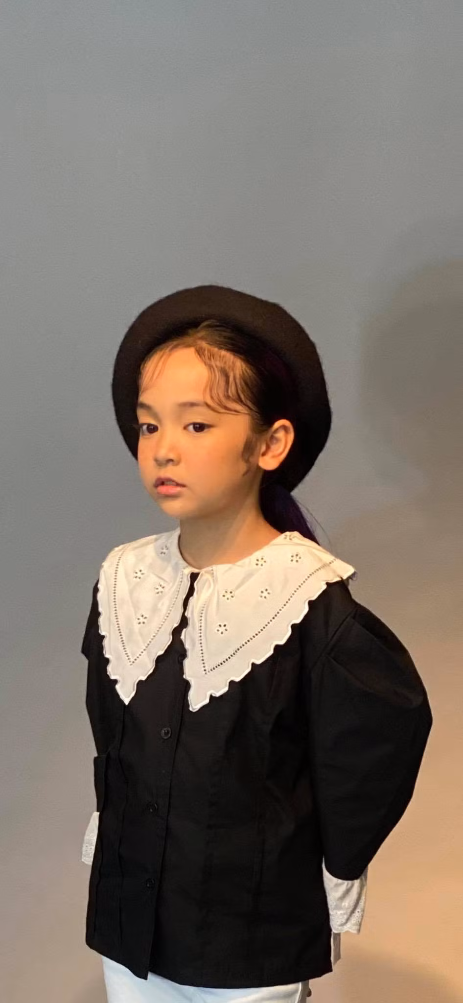 Khả năng diễn xuất trước ống kính được bộc lộ từ nhỏ của cô bé.