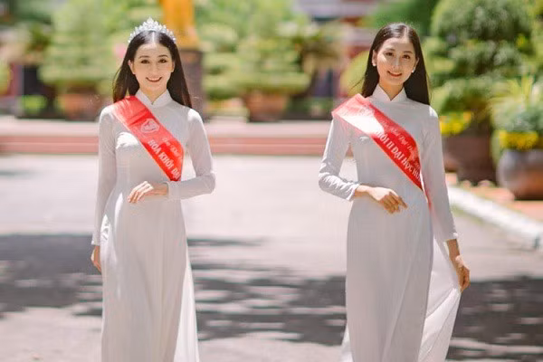 Được đặc cách vào vòng Chung khảo khu vực phía Nam của "Hoa hậu Việt Nam 2020" còn có Võ Lê Quế Anh (phải). Cô giành danh hiệu Á khôi 2 cuộc thi "Hoa khôi Đại học Huế 2020".