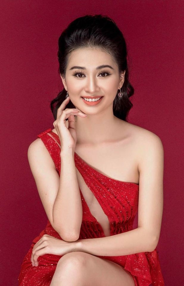 Trước khi đoạt ngôi vị Hoa khôi Đại học Huế 2020, Ý Nhi từng là quán quân của cuộc thi “Nét đẹp học đường”, “Hoa khôi trường PTTH Hai Bà Trưng” (Huế)...