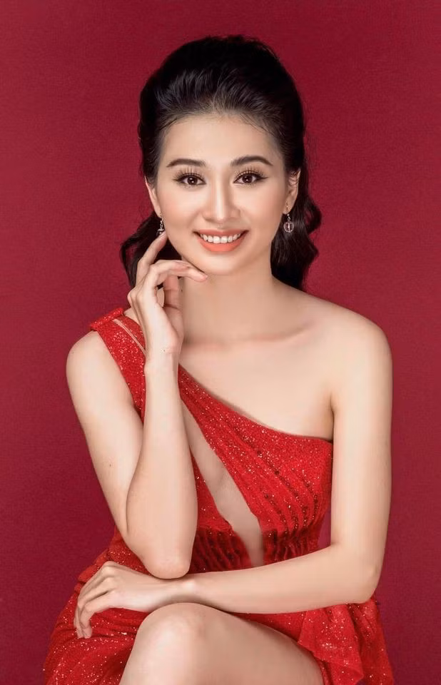 Trước khi đoạt ngôi vị Hoa khôi Đại học Huế 2020, Ý Nhi từng là quán quân của cuộc thi “Nét đẹp học đường”, “Hoa khôi trường PTTH Hai Bà Trưng” (Huế)...