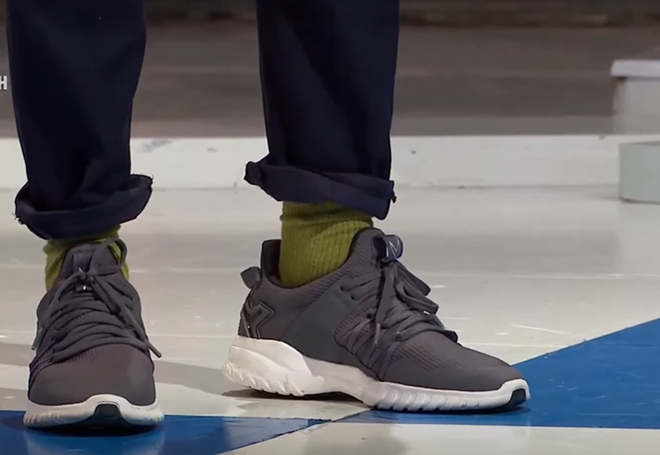 Chàng trai Tây Nguyên chỉ xuống đôi tất với đầy sự tự hào và nói : “Đây là đôi tất của cha em”. Hình ảnh đôi tất màu xanh bình dị đã khiến cả trường quay bỗng chốc ngưng lại. Quốc Anh sau đó đã bật khóc khi gửi lời cảm ơn đến gia đình, thầy cô, bạn bè ở vùng đất đỏ Tây Nguyên.