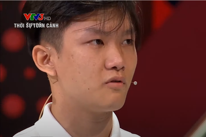 Được biết, trong ngày thi chung kết, chỉ có mỗi mẹ Quốc Anh bay từ Đắk Lắk ra Hà Nội để cổ vũ con trai, riêng cha em thì ở nhà tiếp sức từ xa.