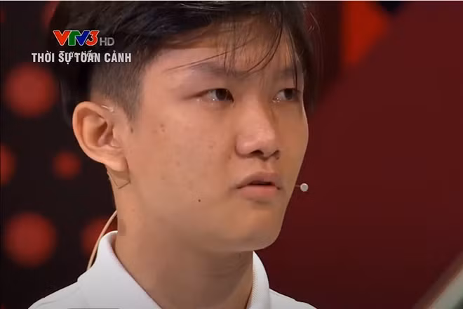 Được biết, trong ngày thi chung kết, chỉ có mỗi mẹ Quốc Anh bay từ Đắk Lắk ra Hà Nội để cổ vũ con trai, riêng cha em thì ở nhà tiếp sức từ xa.