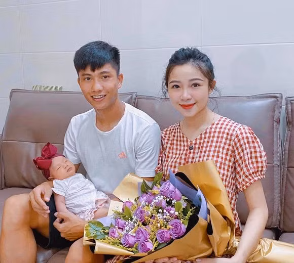 Bà xã cầu thủ Văn Đức bất ngờ đăng đàn chia sẻ dòng trạng thái ngắn ngủi nhưng lại mang đến khá nhiều hàm ý khác nhau.