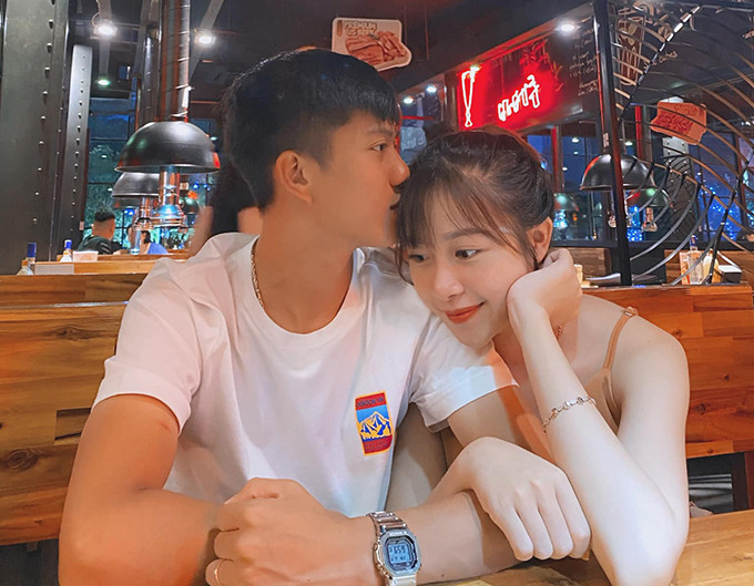 Đó chính là cô nàng Nhật Linh – bà xã của cầu thủ Văn Đức. Cô nàng này sau khi sinh con đã có một cuộc sống đầy hạnh phúc bên cạnh chồng và thiên thần nhỏ của mình.