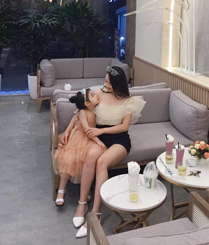 Ai cũng bất ngờ vì không nghĩ cô đã lập gia đình và có con gái đã 5 tuổi. Tuy nhiên, như Phương Thảo từng chia sẻ cô đơn phương ly hôn từ khi đang mang thai, sau đó một mình nuôi con với sự hỗ trợ từ bố mẹ.