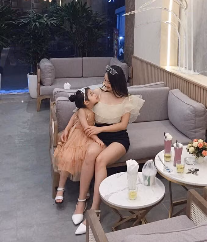 Ai cũng bất ngờ vì không nghĩ cô đã lập gia đình và có con gái đã 5 tuổi. Tuy nhiên, như Phương Thảo từng chia sẻ cô đơn phương ly hôn từ khi đang mang thai, sau đó một mình nuôi con với sự hỗ trợ từ bố mẹ.