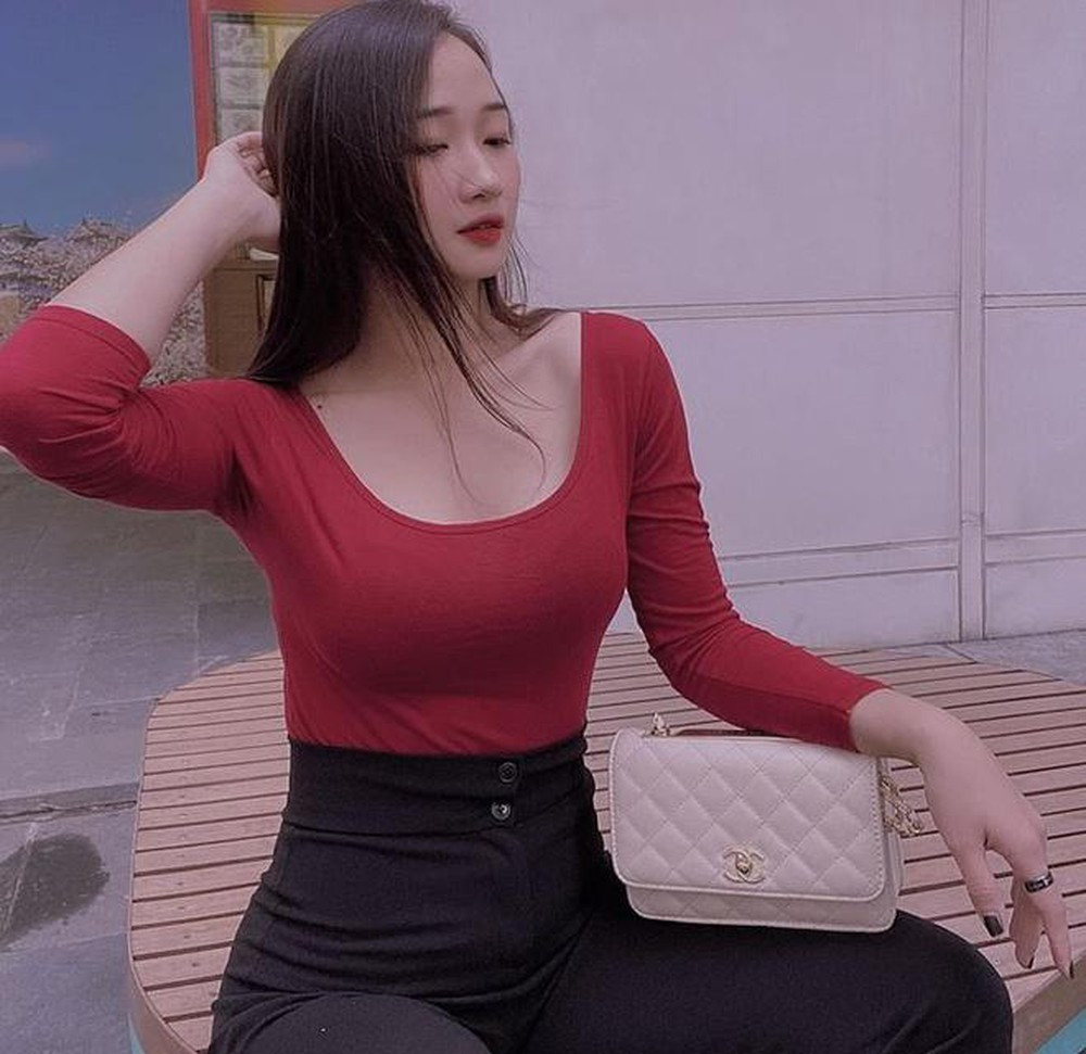 Nữ giáo viên được nhận xét là tài sắc vẹn toàn. Mời quý độc giả đón xem thêm video: Lớp học đàn Tì bà của cô giáo Diệu Thảo - Nguồn: KÊNH VTC1